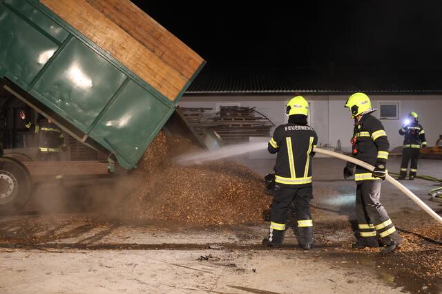 Vier Feuerwehren bei Brand eines Hackschnitzel-Anhängers auf einem Bauernhof in Eberstalzell. | Foto: laumat.at