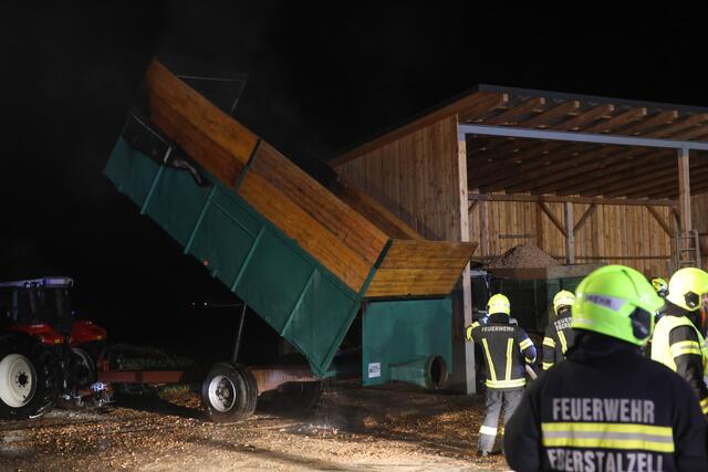 Vier Feuerwehren bei Brand eines Hackschnitzel-Anhängers auf einem Bauernhof in Eberstalzell. | Foto: laumat.at