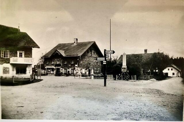 Das Bild aus dem Jahr 1900 zeigt die Ortsmitte Palting.  | Foto: Laimer
