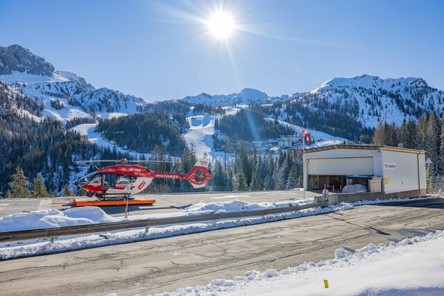 Die EC 135 vor dem alten Hangar  | Foto: ARA Flugrettung ©