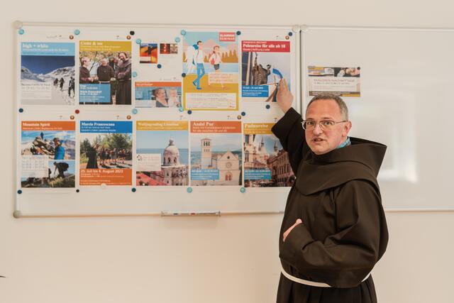 Pater Emmanuel organisiert regelmäßig Projektreisen. Ende Oktober ging es mit einer Reisegruppe ins italienische Assisi und Subiaco. | Foto: Franziskaner