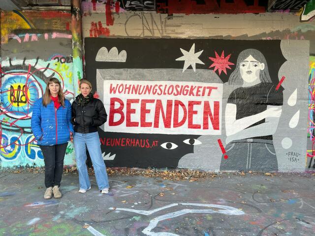 Daniela Unterholzner (r.) und Frau Isa vor dem fertigen Kunstwerk. | Foto: Neunerhaus