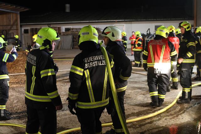 Vier Feuerwehren bei Brand eines Hackschnitzel-Anhängers auf einem Bauernhof in Eberstalzell. | Foto: laumat.at