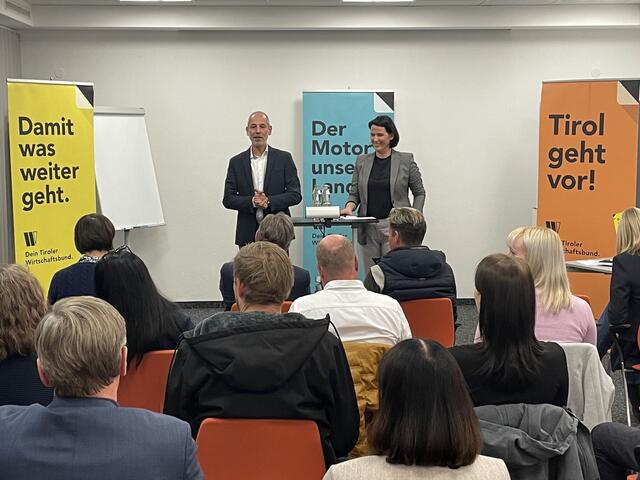 WB-Obfrau Barbara Thaler mit WB-Bezirksobmann Christian Strigl bei der Regionalkonferenz in Reutte.