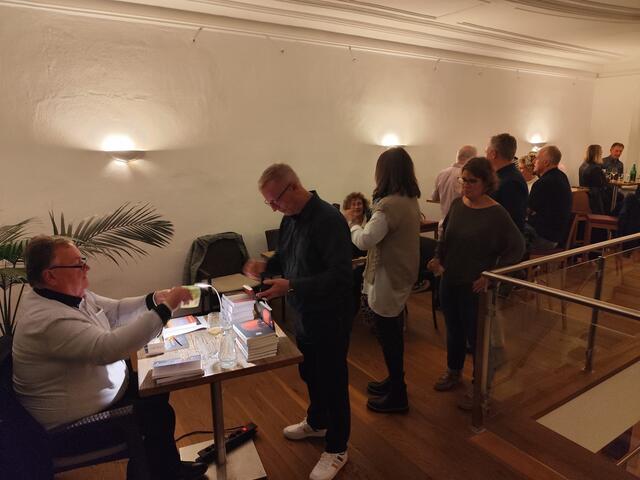 Huber Esterbauer bei seiner Lesung in der kost.bar Vinothek in Braunau. | Foto: Esterbauer