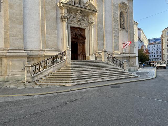 Es ist geplant, die Freitreppe der Dominikanerkirche durch eine Gehsteig-Erweiterung mit historischer Pflasterung zu betonen.  | Foto: Nathanael Peterlini