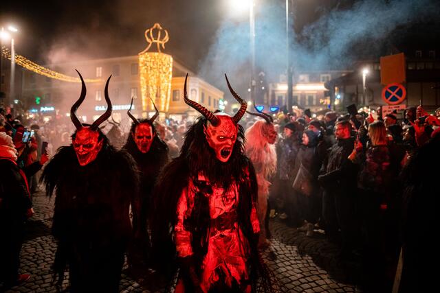 Mit aufwendigen Masken und Kostümen sind die Krampusse und Perchten in unserer Region unterwegs. | Foto: Fred Lindmoser