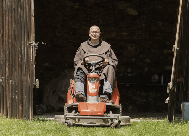 Auch das Rasenmähen zählt zu den alltäglichen Aufgaben von Pater Norbert und Co. | Foto: Franziskaner