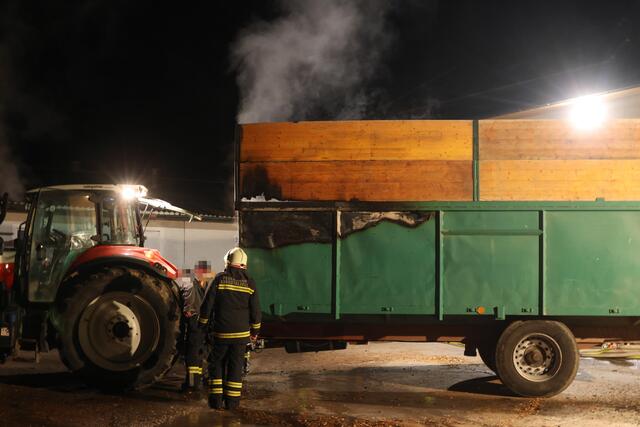 Vier Feuerwehren bei Brand eines Hackschnitzel-Anhängers auf einem Bauernhof in Eberstalzell. | Foto: laumat.at
