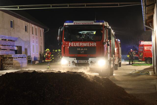 Vier Feuerwehren bei Brand eines Hackschnitzel-Anhängers auf einem Bauernhof in Eberstalzell. | Foto: laumat.at