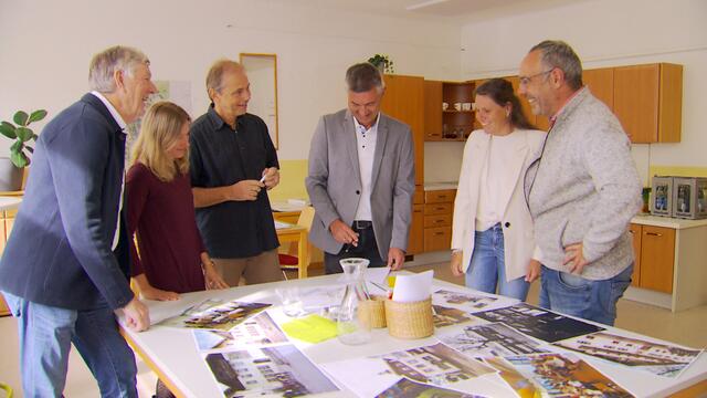 Menschen vor Plänen: In Baumkirchen wird der Ortskern mit Beteiligung der Bürger umgeplant. | Foto: ORF Tirol