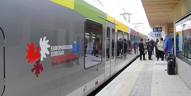 Kostenlos durch die Euregio: Am Mobilitätstag am 9. November sind Bus, Bahn und Seilbahnen für Inhaber von Jahres- und Familienpässen gratis. | Foto: Euregio/LPA