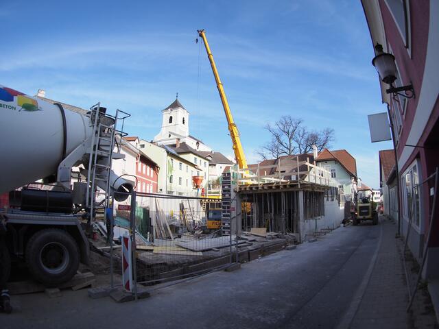 Der Neubau des Veranstaltungssaals für die 1000jährige Linde. | Foto: Santrucek