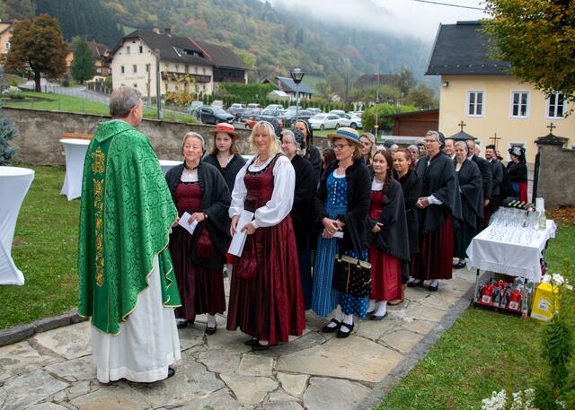Einzug in die Kirche beim Jubiläum. | Foto: Trachtengruppe Radenthein
