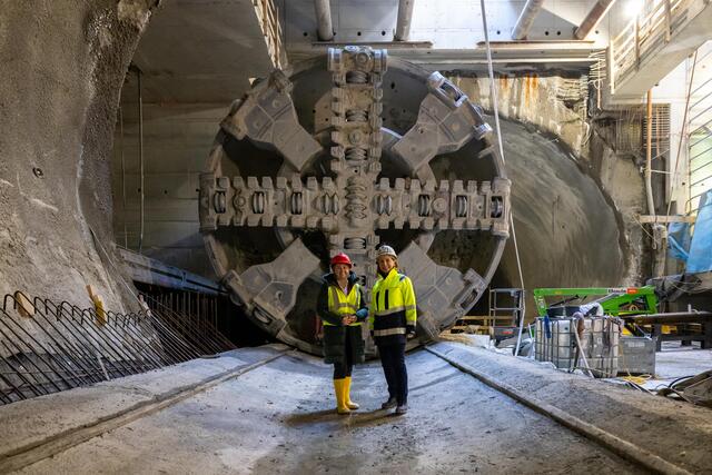 Bezirksvorsteherin Silvia Janković (SPÖ) mit Wiener Linien-Geschäftsführerin Gudrun Senk vor der Tunnelvortriebsmaschine. | Foto: Wiener Linien/Simon Wöhrer