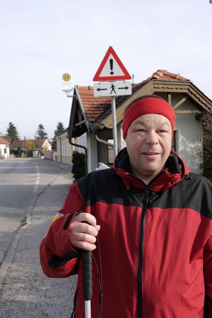 Man beachte die kleine Zusatztafel im Hintergrund, die Autofahrer zur Vorsicht mahnen soll. | Foto: Santrucek