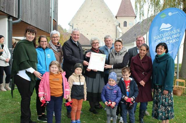 Frau Landesrat Rosenkranz, Herr Landtagsabgeordneter Anton Kasser in Vertretung von LH Mikl-Leitner und Frau Claudia Kubelka (Verband Naturparke Österreich) haben die Urkunde überreicht. | Foto: Bettina-Kirchberger