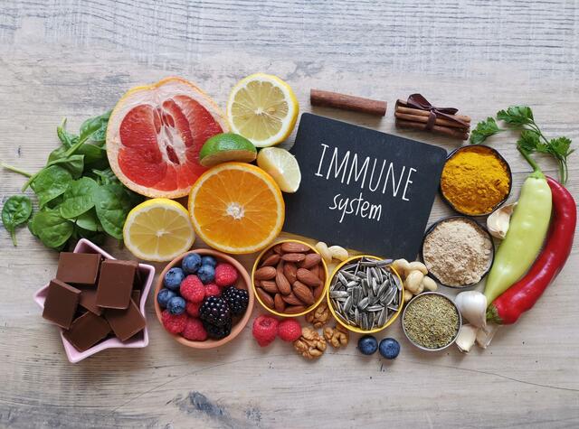 Eine ausgewogene Ernährung mit Obst und Gemüse trägt ebenso dazu bei, sein Immunsystem zu stärken. | Foto: Danijela/stock.adobe.com
