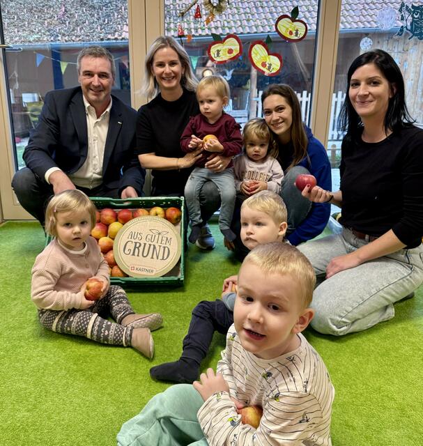 Herwig Gruber (Geschäftsführer Kastner Gruppe), Antonia Kastner, Katja Pilz und Alexandra Dangl (alle Apfelbäumchen) mit den Kindern der Kindergruppe (v.l.) | Foto: Kastner