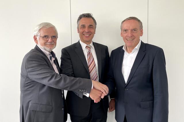 Wolfgang Göweil (Prokurist von TAT), Bernd C. Tröster (Geschäftsführer Bibus), Matthias Mayer (Geschäftsführer TAT) besiegeln mit einem Handschlag die Übernahme des Antriebstechnik-Bereichs. | Foto: © BIBUS Austria