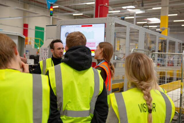 Studierende des Campus Wieselburg zu Besuch bei Amazon in Wien-Liesing
