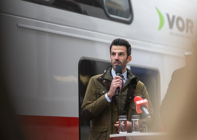 Landeshauptfrau-Stellvertreter Udo Landbauer über den ersten Cityjet. | Foto: NLK Pfeffer