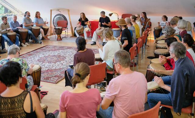 Gemeinsam trommeln: Seit 20 Jahren begeistert die „Free Beat Company“ Menschen aller Altersgruppen mit ihrem leicht zugänglichen Angebot. | Foto: Walter Hölbling