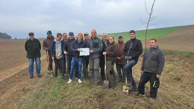 Gemeinsam wurden 120 heimische Bäume und 900 Sträucher gepflanzt. | Foto: KLAR! Leiser Berge