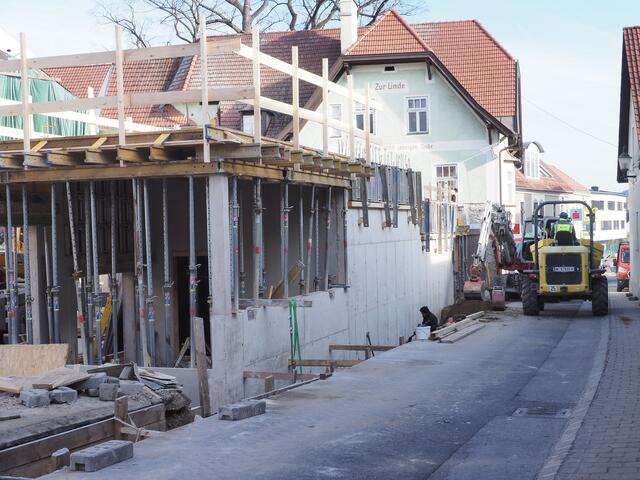 Straßensperren gehören zur Baustelle dazu. | Foto: Santrucek