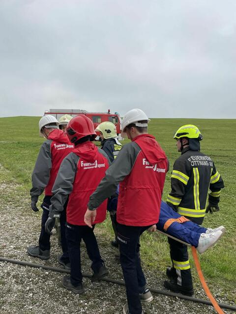 Die Jugendlichen übten in Ottnang den Ernstfall.  | Foto: FF Ottnang