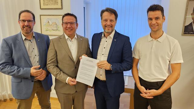 Amstettens Vizebürgermeister Markus Brandstetter, Bürgermeister Christian Haberthauer (beide ÖVP), Vizebürgermeister Gerhard Riegler (SPÖ) und Daniel Gieber (NEOS). | Foto: VPAM