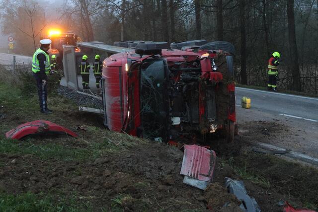 Zwei nachkommende Fahrzeuglenker konnten das Dachfenster des Lkw öffnen, sodass sich der 46-Jährige aus dem stark beschädigten Fahrzeug befreien konnte.  | Foto: laumat/Matthias Lauber