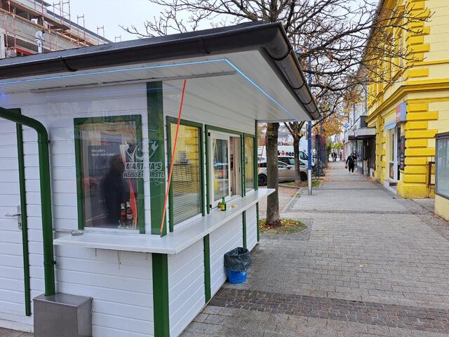 Geschäftslokale wie das Würstelstandl "Martinas heisse Würstel" in der Welser Neustadt wurden von Unbekannten mit übel riechenden Substanzen verschmutzt. | Foto: Sageder