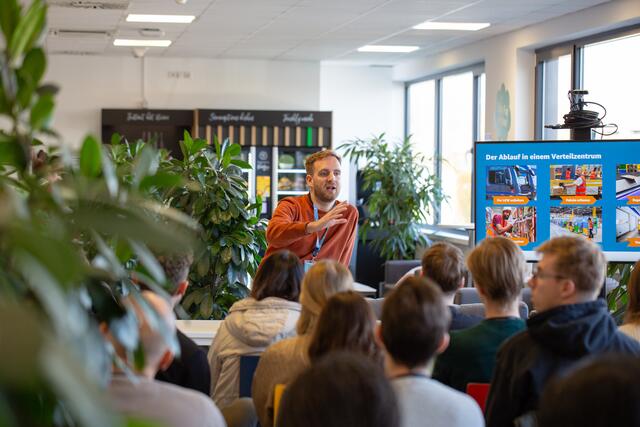 Studierende des Campus Wieselburg zu Besuch bei Amazon in Wien-Liesing