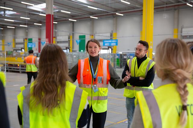Studierende des Campus Wieselburg zu Besuch bei Amazon in Wien-Liesing