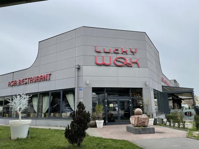 Neuübernahme: Das ehemalige "Lucky Wok" in der Wagramer Straße heißt seit Kurzem "Wok Wok". Doch nicht nur der Name hat sich geändert. (Archiv) | Foto: Miriam Al Kafur