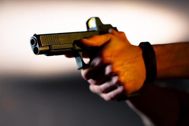 Mann verletzte seinen Bruder schwer. (Symbolfoto) | Foto: stock.adobe.com/at/ Guys Who Shoot