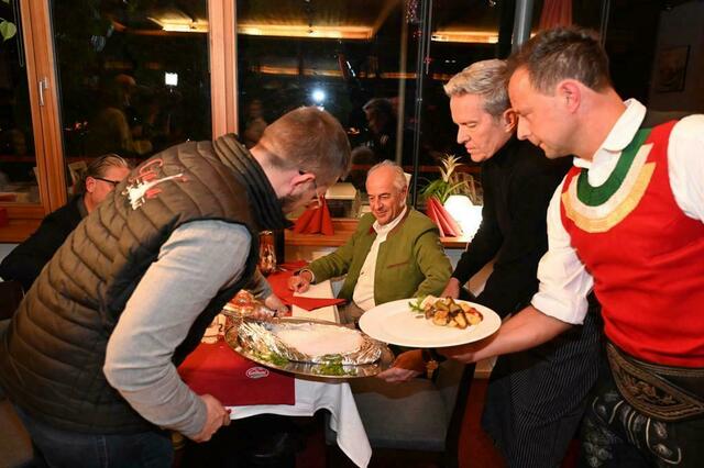Im Restaurant Garda sind die Benefizveranstaltungen immer etwas Besonderes. Hier präsentieren z.B. Alfons Haider und Markus Unterladstätter das Galamenü. | Foto: MeinBezirk