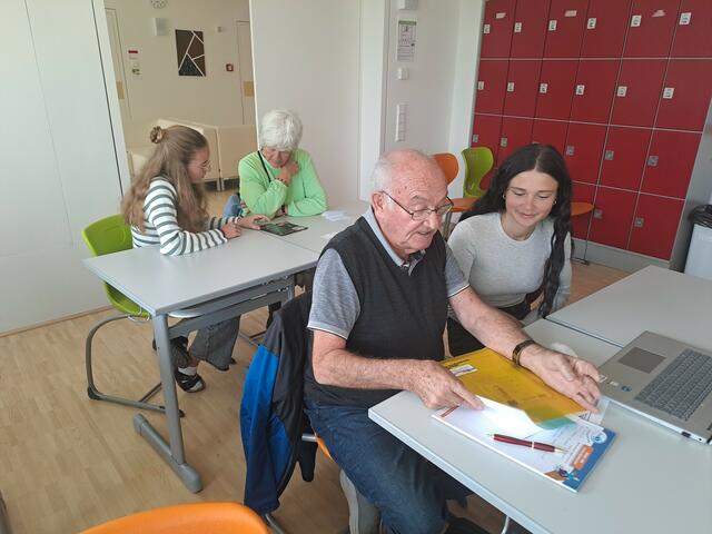 Mit Rat und Tat zur Seite stehen, auch beim Thema Technik und Internet. | Foto: Diakoniewerk Salzburg