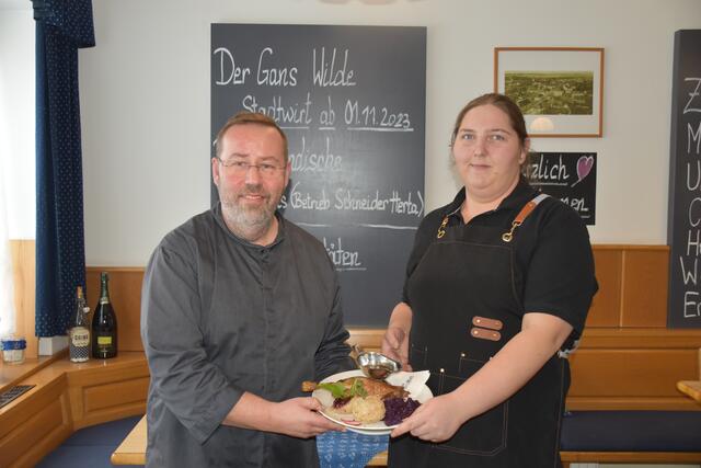 Beim Stadtwirt gibt’s das Gansl klassisch mit Rotkraut und Semmelknödel. | Foto: Michael Strini