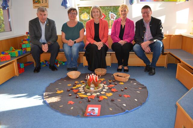 Bürgermeister Gerald Augustin, Leiterin Marion Gressenbauer, LH-Stv. Christine Haberlander, Landtagsabgeordnete Doris Staudinger, Vizebürgermeister Willi Ebner (v.li.).

  | Foto: OÖVP