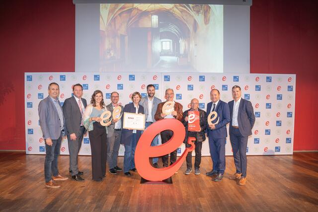 Bruno Oberhuber (GF Energieagentur Tirol), LR René Zumtobel, Annabel Gius (e5-Beraterin), Peter Wille (e5-Teamleiter), Bgm.in Melanie Zerlauth, Florian Mark (e5-Team), Josef Köhle (Energiebeauftragter), Karl Apolonio (e5-Team ), LHStv. Josef Geisler, Rupert Ebenbichler (GF Energieagentur Tirol) | Foto: Energieagentur Tirol / Blitzkneisser