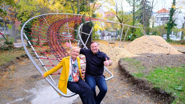 Bürgermeister Michael Danzinger und Stadträtin Anna Teichgräber überzeugen sich vom Arbeitsfortschritt am Spielplatz Goethegasse. | Foto: Boeger