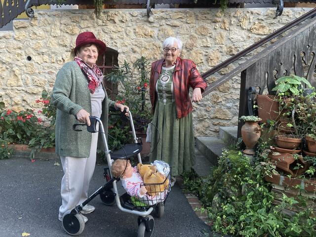 Die liebe Pflegewohnhausbewohnerin, Frau Maria Gössl, wünschte sich sehnlichst, mit ihrer Pflegewohnhausfreundin, Frau Maria Fasching, das „Weingut- Buschenschänke Schneiderannerl“, zu besuchen.
