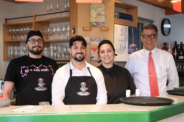 Das Team vom Restaurant "Sapori Tricolore" mit den Chefs Concetta Mastrolorenzo und Michele Russo in der Mitte. | Foto: Veronika Mair