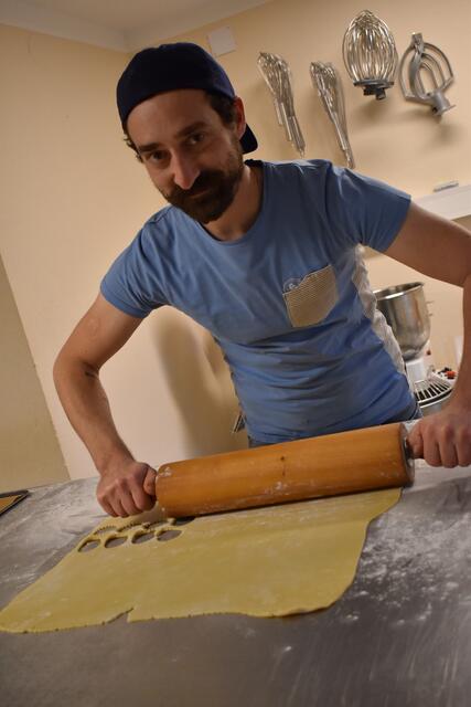 Seit August backt Konditormeister Simon Kriegner Kekse. Vor Weihnachten ist aber die Nachfrage am größten.  | Foto: Karin Bayr