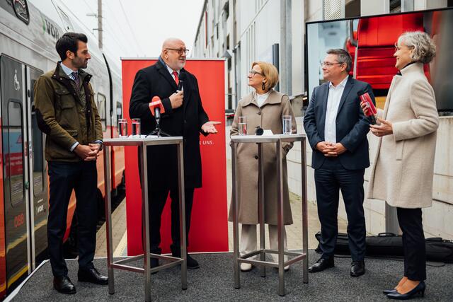 LH-Stv. Udo Landbauer, ÖBB CEO Andreas Matthä, LH Johanna Mikl-Leitner, GF Stadler Austria Christian Diewald | Foto: Daniel Willinger 