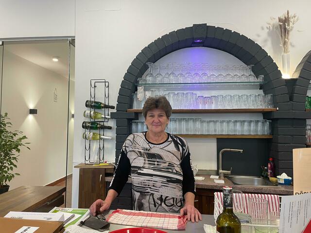 Zusammen mit einer Küchenhilfe und einer Servicekraft schupft Frau Gütl das Lokal. | Foto: Pia Rotter/MeinBezirk