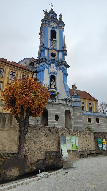 der blaue Uhrturm der Stiftskirche ist weithin zu sehen... | Foto: I.Wozonig