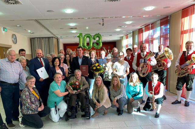 Leopoldine Anibas mit ihren zahlreichen Gratulanten. | Foto: PBZ Litschau